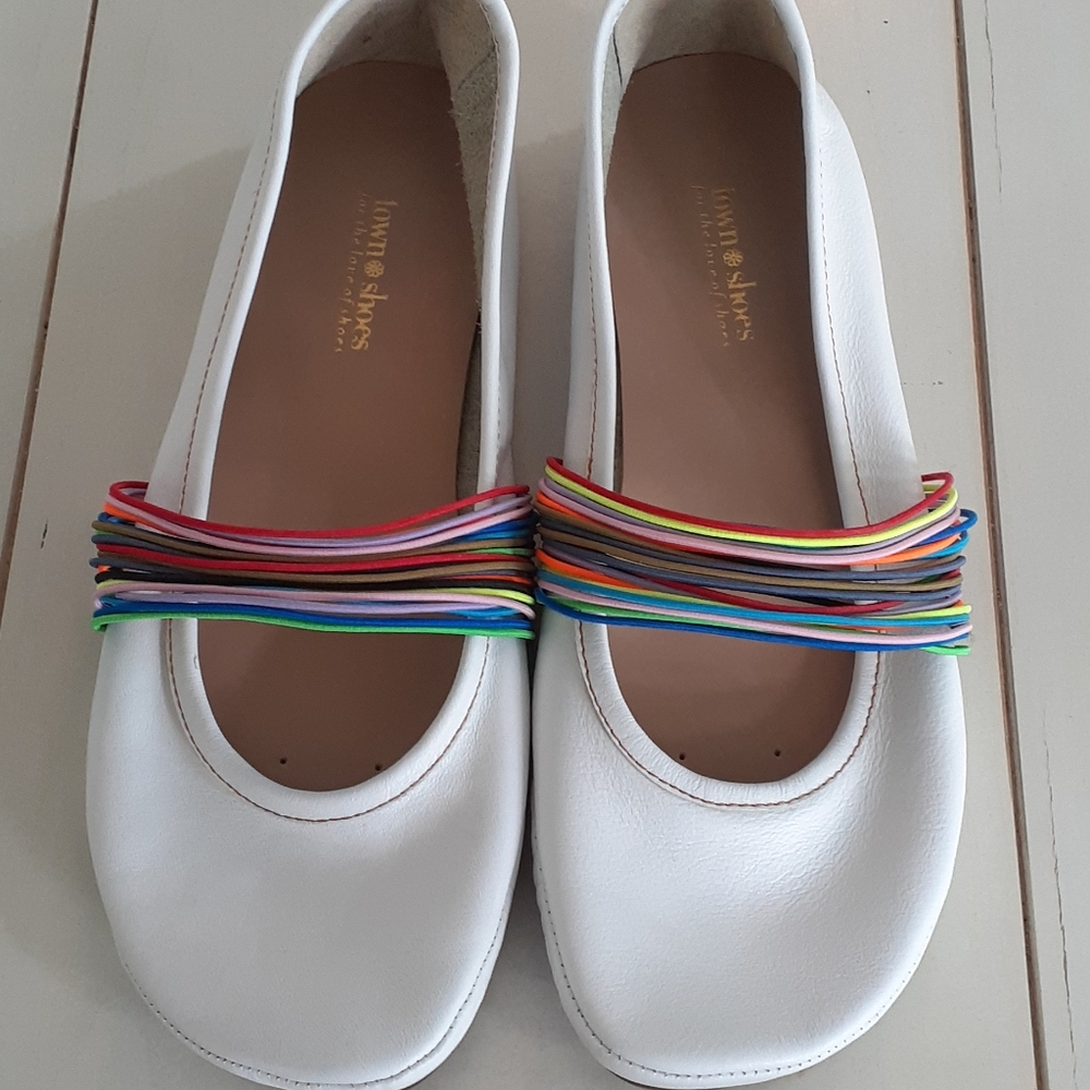 * Sporty white leather Town Shoes flats